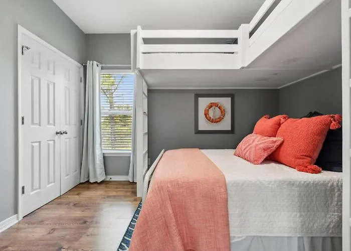 4013 One Minute To Two Pools Dog Friendly