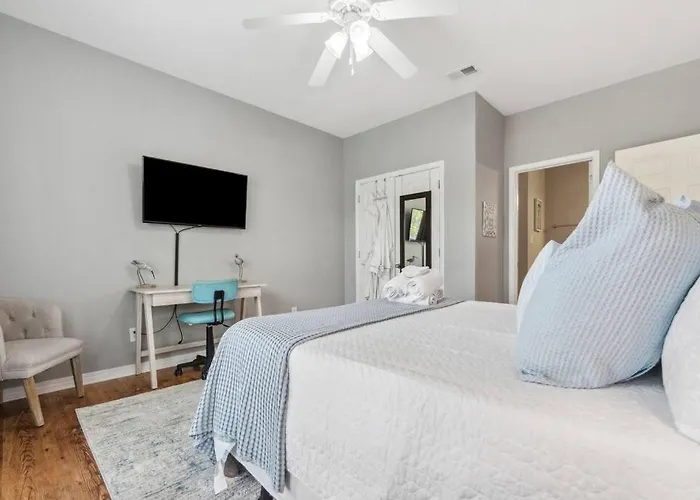 4013 One Minute To Two Pools Dog Friendly