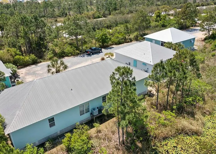 4013 One Minute To Two Pools Dog Friendly Holiday home *